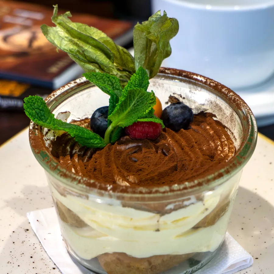 Tiramisu im Glas mit Beeren und Minze.